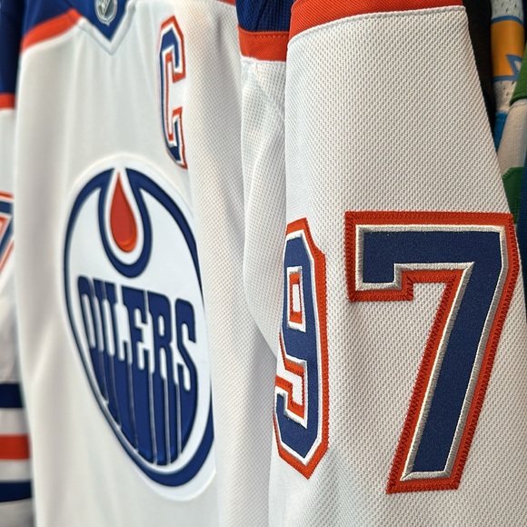 Connor McDavid Edmonton Oilers Fanatics White Away Premium Authentic '25 Jersey - Picture 6 of 8